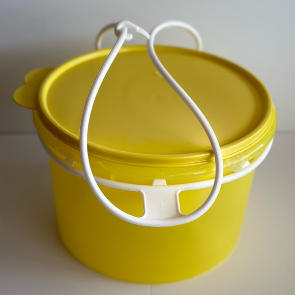 Tupperware Bucket - Picture 3 of 4
